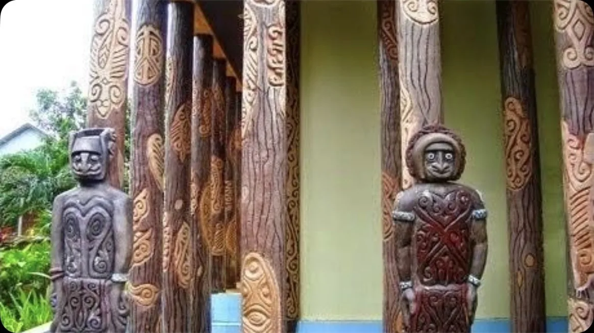 Papua souvenir figures and carvings